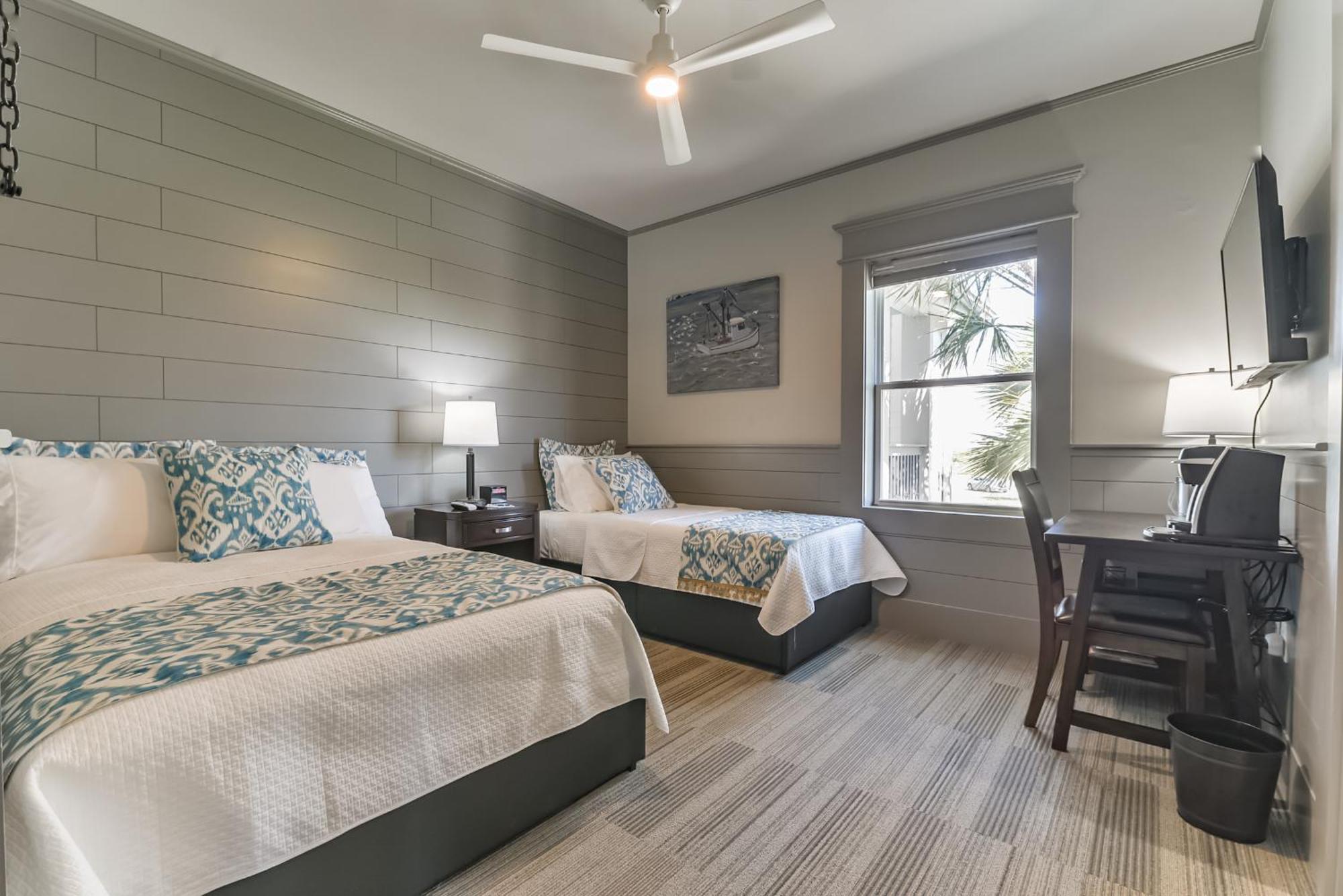 Harborwalk Lodge Hitchcock Экстерьер фото